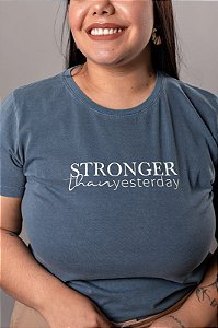 T-Shirt feminina Stronger