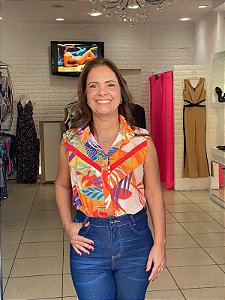 CAMISA REGATA ESTAMPADA COM RECORTE ELEGANCE