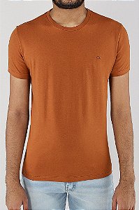 CAMISETA MC ESSENCIAL SLIM -OGOCHI MARRON CLARO