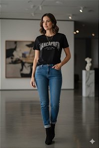 T-SHIRT MANGA CURTA COM APLICACAO LANCA PERFUME