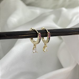 Brinco de argola cravejado com zircônias coloridas e penduricalho zircônia cristal banhado em ouro 18K