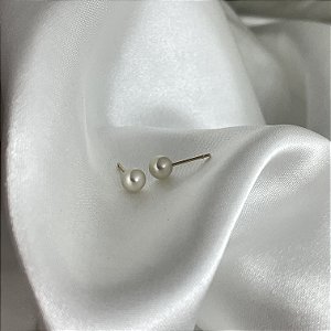 Brinco pequeno de pérola banhado em ouro 18K