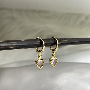 Brinco argola com zircônia em formato de coração banhado em ouro 18K