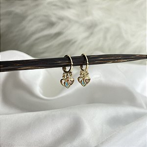 Brinco de argola fechada com três pêndulos de zircônia coloridas de coração banhado em ouro 18K