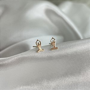 Brinco pequeno yoga meditação banhado em ouro 18K