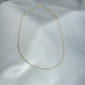 Colar pequeno com design de elos finos no formato de coração vazado banhado em ouro 18K
