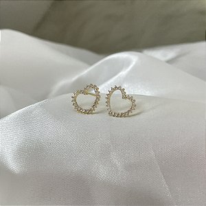 Brinco de Coração Vazado Cravejado de Zircônias Banhado em ouro 18k