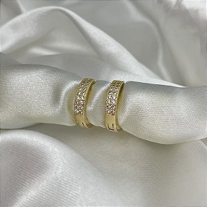 Brinco argola média clássica cravejado com zircônias banhado em ouro 18k