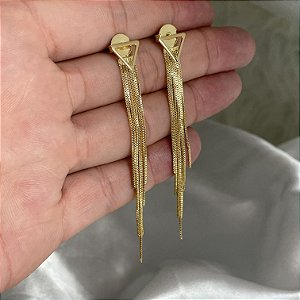 Brinco triângulo com franjas banhado em ouro 18k