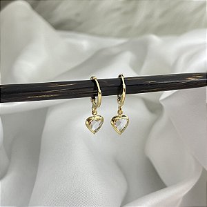 Brinco argola com zircônia branca em formato de coração banhado em ouro 18K
