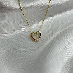 Colar de coração vazado cravejado de zircônias coloridas banhado em ouro 18k