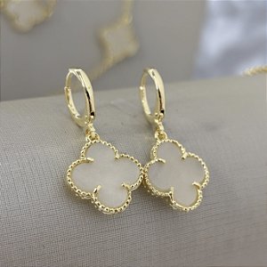 Brinco Trevo Madrepérola - Banhado em Ouro 18k