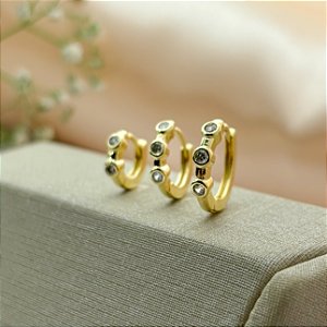 Brinco de Argola Cravejado com Três Zircônias G - Banhado em Ouro 18k
