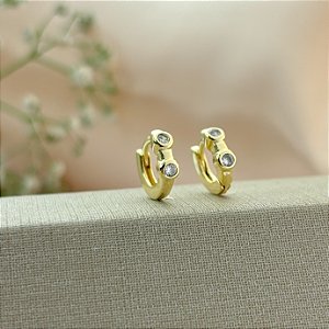 Brinco de Argola Cravejado com Duas Zircônias P - Banhado em Ouro 18k