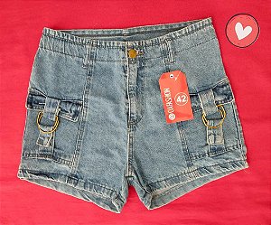 Short bolsos na frente com detalhe de fivela sem pino