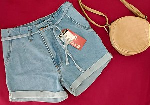 Short básico com barra dobrada e cinto jeans