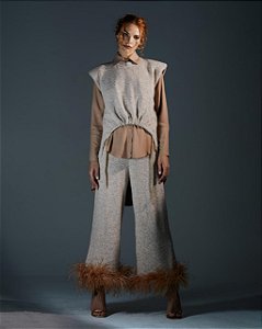 CALÇA ROMA COM PLUMAS CRÚ