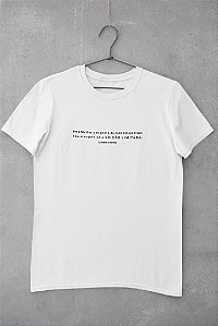 Camiseta  Fem.  Frases - Uma Mulher que Gosta de  Carros Antigos Não é Especial é Edição Limitada