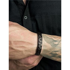 BRACELETE EM TIRA DE COURO COM DETALHE TRANCADO