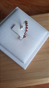 ANEL MEIA ALIANCA COM 7 ZIRCONIAS VERMELHO