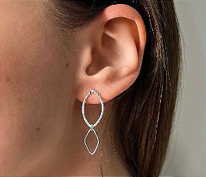 Brinco  Oval Detalhado e Losango - Prata 925