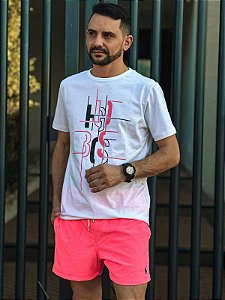 Camiseta Hugo Boss Off White Arte Pink e Black