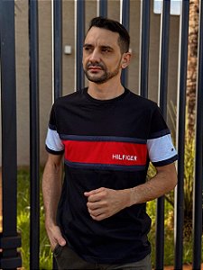 Camiseta Tommy Hilfiger Preta Slim Fit Faixa Central Hilfiger Vermelha