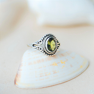 Anel Peridoto oval em prata 925