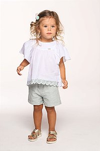 Conjunto blusa com barrado e shorts bordado