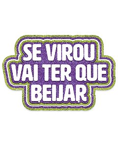 PLAQUINHA "SE VIROU VAI TER QUE BEIJAR" - REGINA (CARNAVAL)