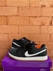 Nike sb black hotsell gum sole