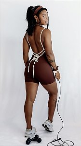 Macaquinho Urban marrom amarração decote costas suplex - PORLE