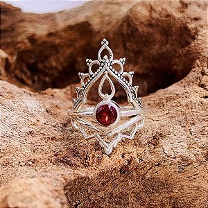 Anel detalhes arabesco com pedra Rubi