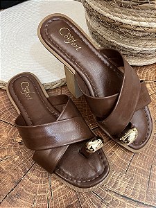 Rasteirinha Clube Confort Marrom com placa dourada