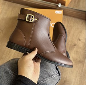 Bota Beira Rio Marrom Cano Curto Detalhe Dourado