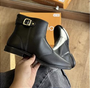 Bota Beira Rio Preta Cano Curto Detalhe Dourado