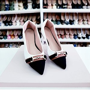 Sapatilha bico fino Branca com bico preto nobuck