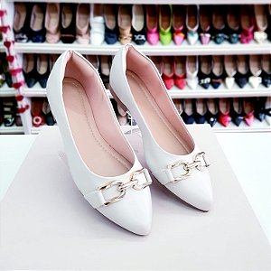 Sapatilha bico fino Off White com Enfeite