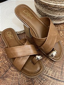 Rasteirinha Clube confort Caramelo com placa dourada