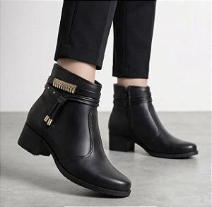 Bota Moleca Preta cano Curto e Salto Baixo