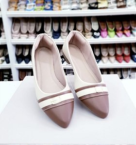 Sapatilha bico fino Off White com ponta Caramelo