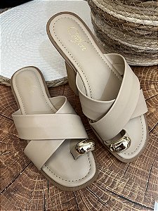 Rasteirinha Clube Confort Nude com placa dourada