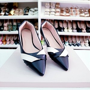 Sapatilha bico fino alongado Regiane branca e preta