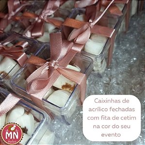 10 caixinhas de acrílico 5 cm x 5 cm com 8 balas recheadas de brigadeiro (apenas um recheio) bala branca fechadas com fita de cetim