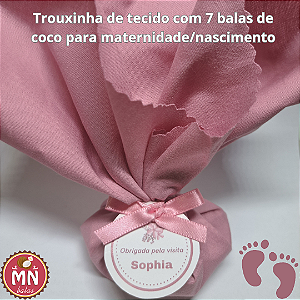 10 trouxinhas com 7 balas de coco tradicionais sem recheio tecido única cor opcão tricoline com tag pendurada 4 cm Lembrança Maternidade