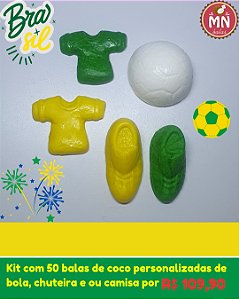 Kit com 50 balas de coco no tema futebol copa