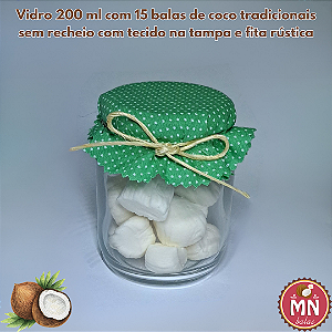10 vidros de 200 ml com 15 balas de coco tradicionais sem recheio com tecido na tampa e fita rústica