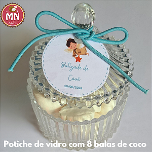 10 mini bombonieres de vidro 120 ml, 6 cm x 9 cm com 8 balas tradicionais sem recheio e tag personalizada 4,5 cm diâmetro e elástico roliço para batizado