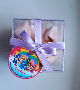 Kit com 10 caixinhas de acrílico 5 cm x 5 cm com 6 balas recheadas de doce de leite e tag personalizada