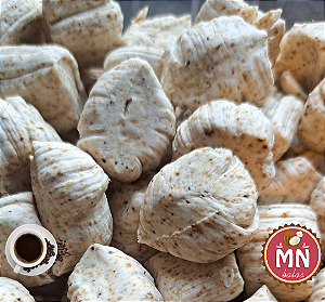 100 g tradicional de café nescafé e cor da bala marrom com 15 a 20 balas no tamanho normal